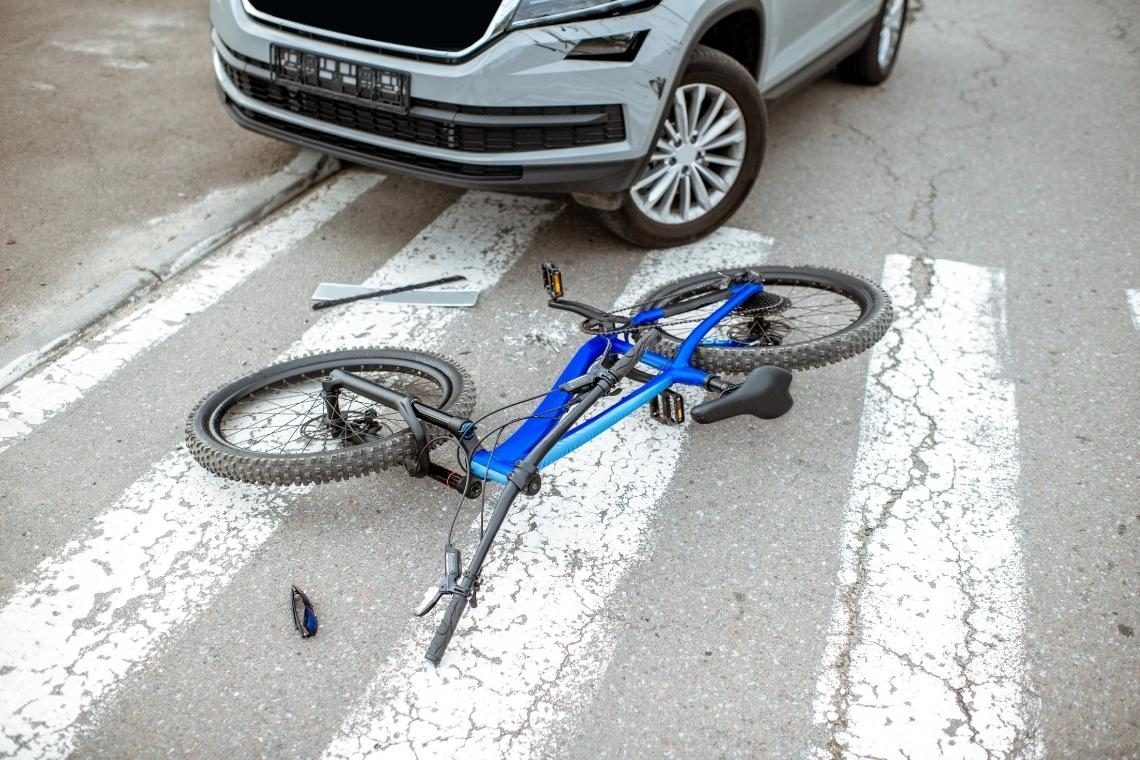 Policija išče voznika skuterja, ki je v Ljubljani trčil v kolesarko in zbežal
