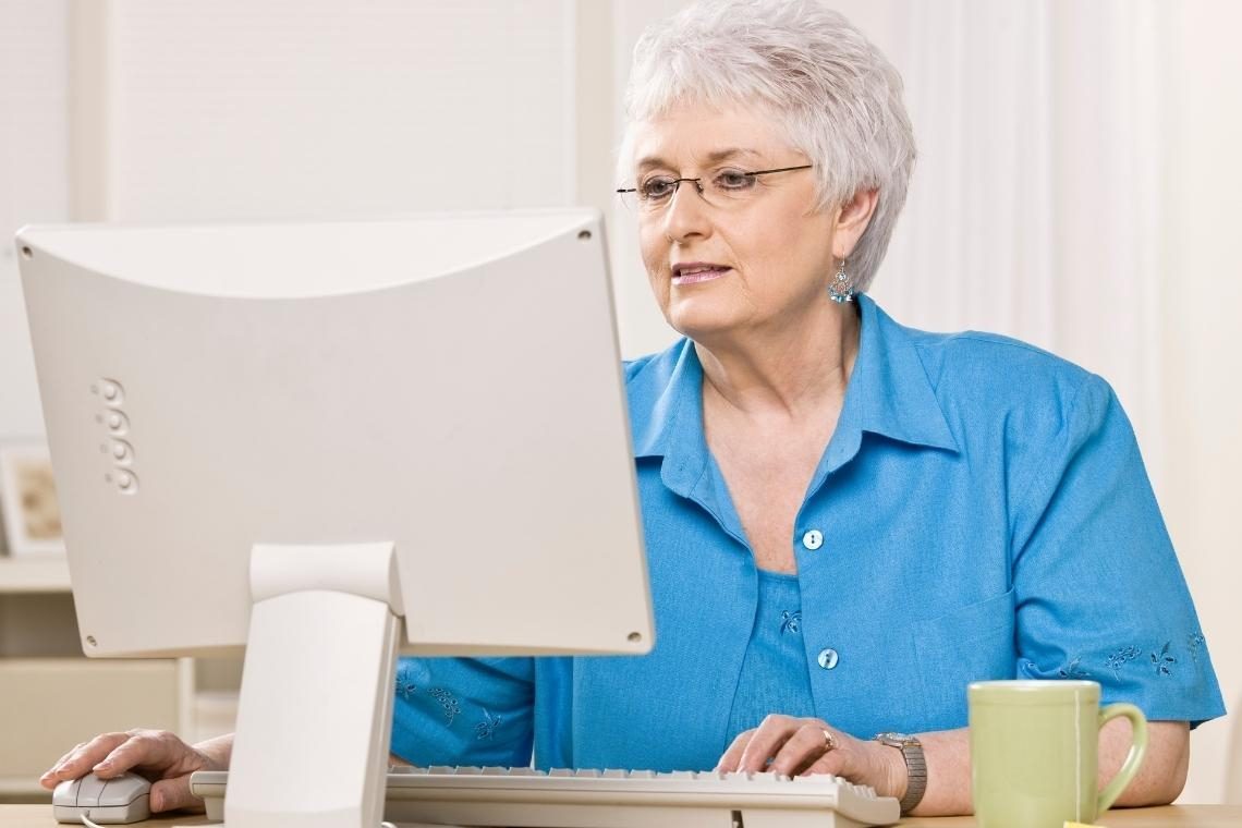 Služba za digitalno preobrazbo pri razpisu za izobraževanja starejših zaznala nepravilnosti