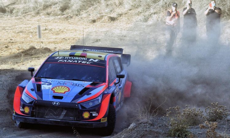 Neuville v vodstvu na reliju Akropolis