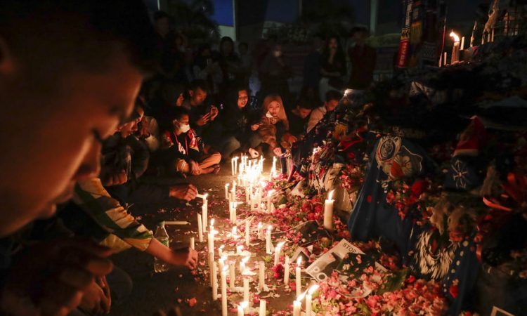 Trener po množični paniki v Indoneziji: Nogometaši uničeni