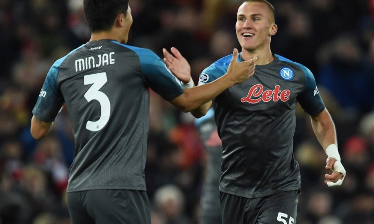 Napoli dobil derbi vrha v Bergamu