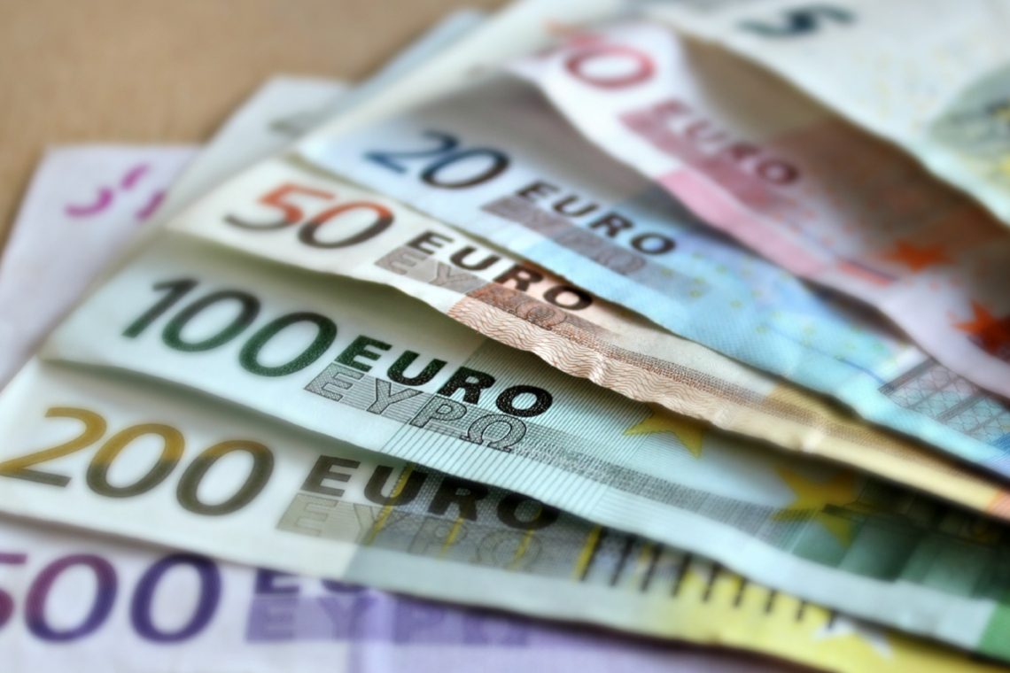 Delu zaposlenih v javnem sektorju bodo danes izplačane višje plače
