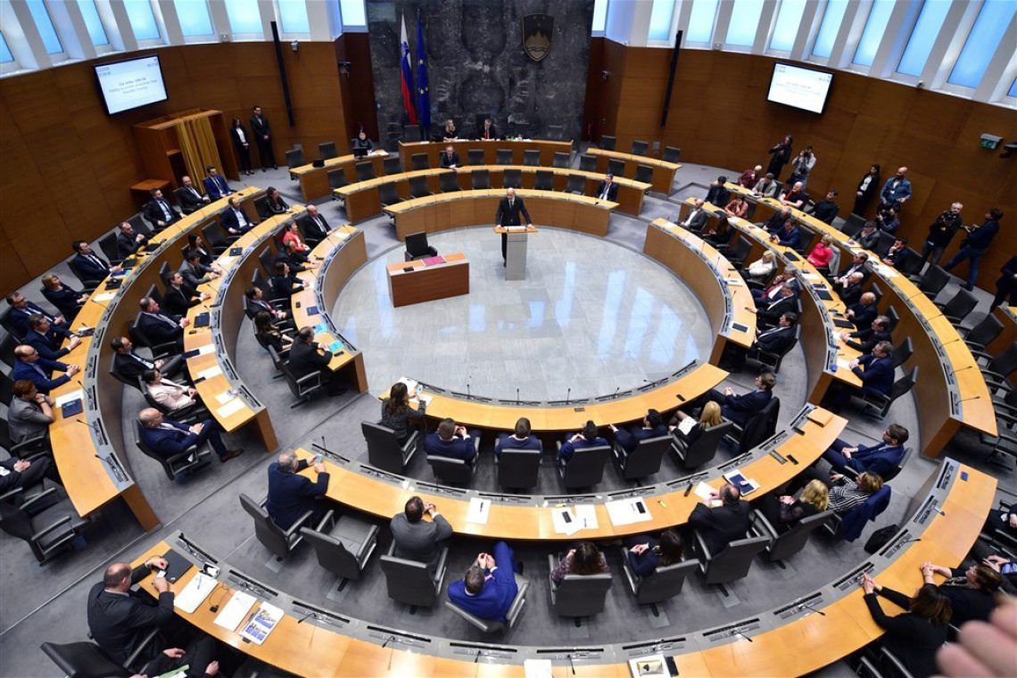 SDS s predlogom za referendum preprečila glasovanje o noveli zakona o dohodnini