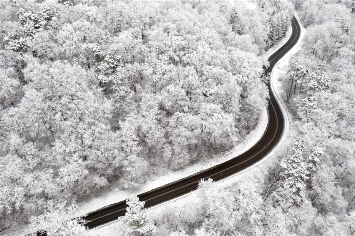 Marsikje bo snežilo do nižin, vozne razmere bodo poslabšane, poplavljalo bo morje