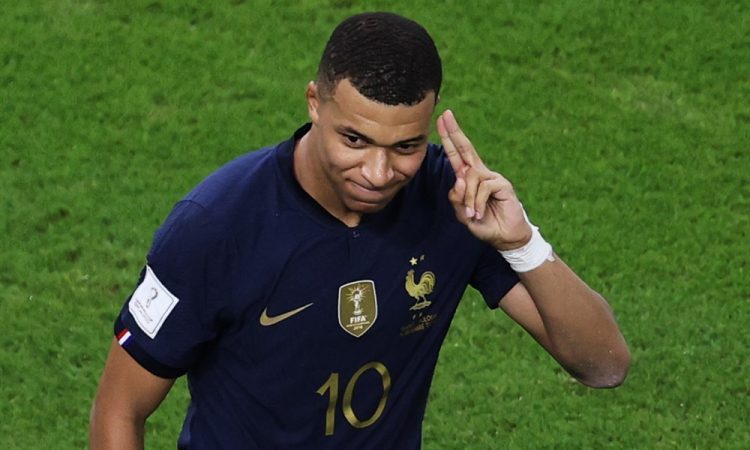 Rekorder Giroud in Mbappe poslala branilce naslova Francoze v četrtfinale SP