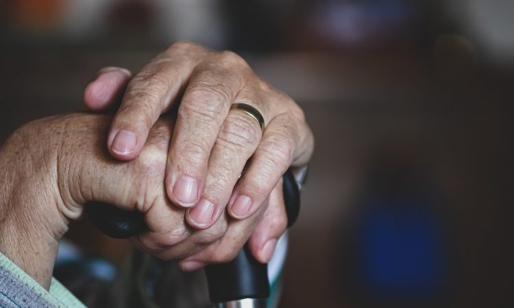 Zaradi težav s kadri zaostanki pri začetku delovanja novih domov za starejše