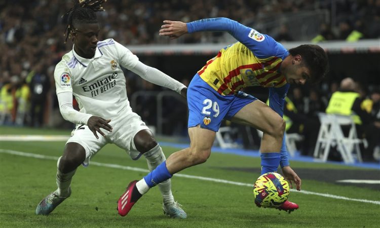 Real premagal Valencio, Barcelona še s petimi točkami prednosti