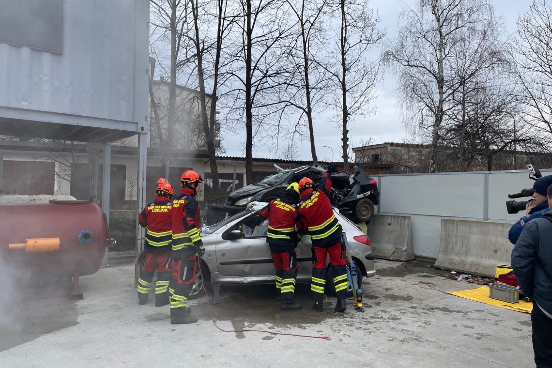 Ponoči v Ljubljani zagorelo osem vozil
