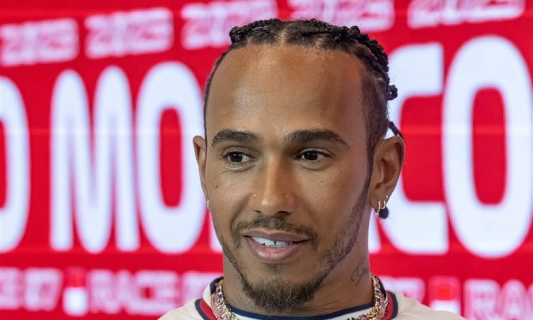 Hamilton zanikal prestop k Ferrariju in napovedal podpis nove pogodbe z Mercedesom 