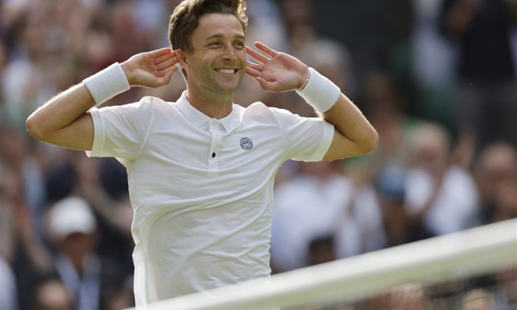 V drugem krogu Wimbledona izpadel četrti igralec sveta 