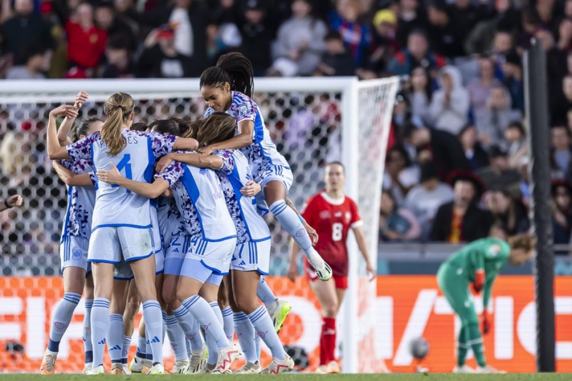 Španke prepričljivo kot prve v četrtfinale SP