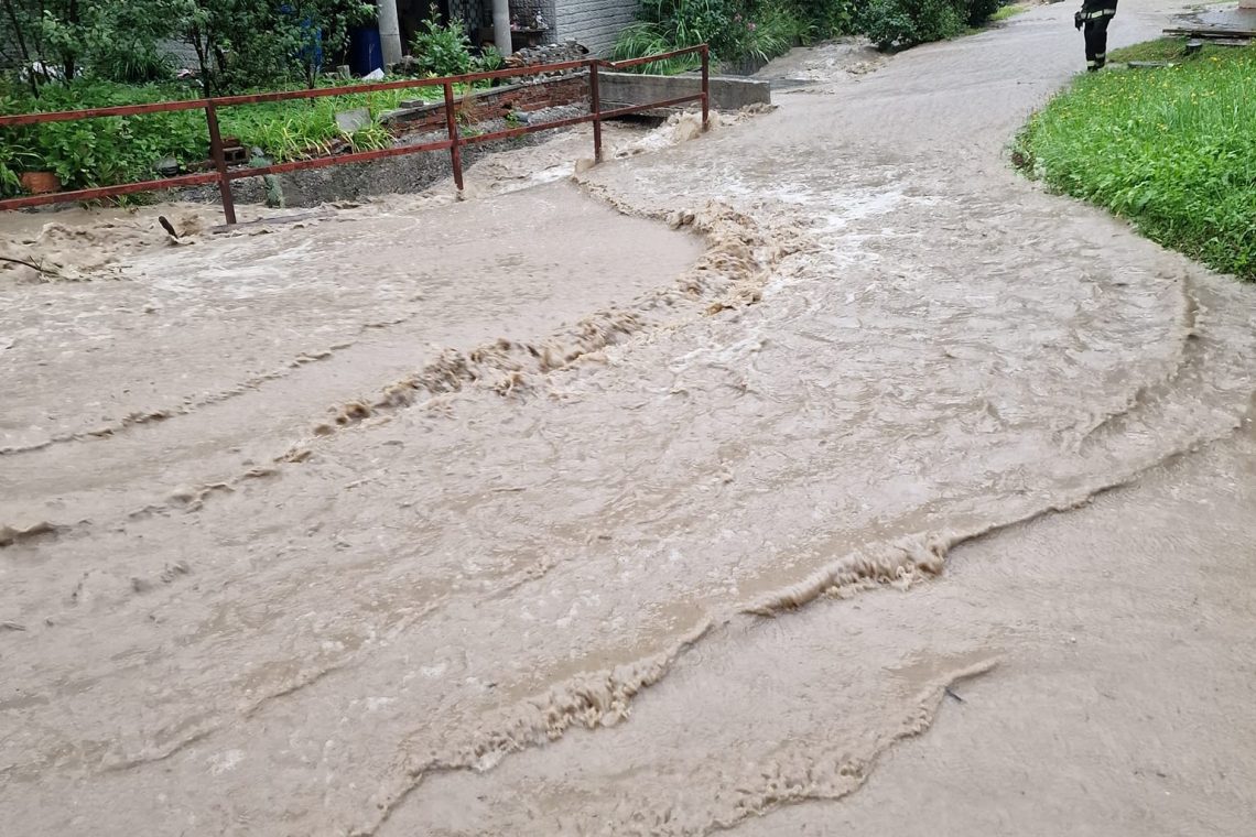 Na Gorenjskem zagotavljanje dostopnosti in sanacija, na Koroški Beli alarm za plaz