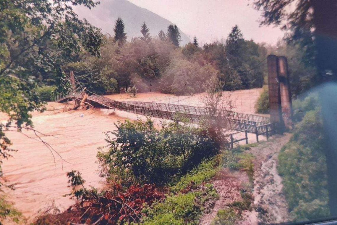 V osrednji Sloveniji podrtih več mostov