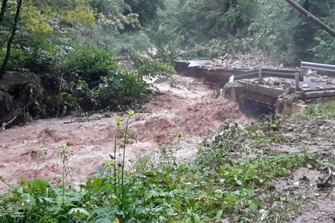 Do večera zaradi plazu evakuirali prebivalce Koroške Bele
