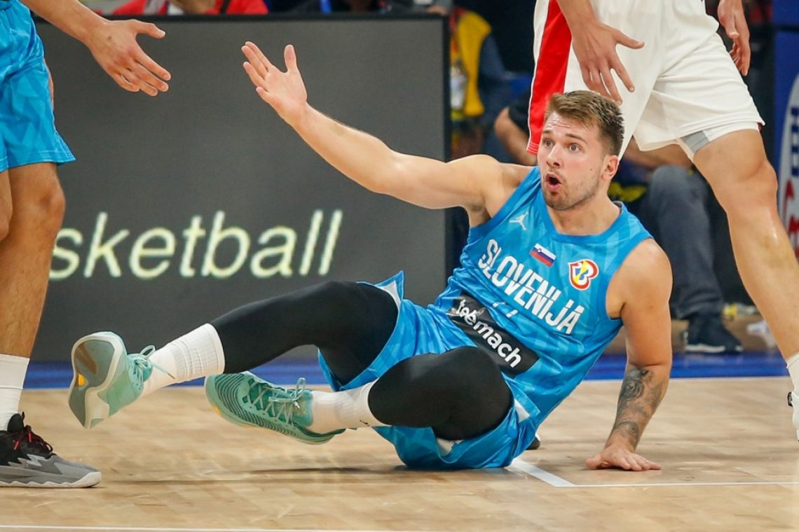Košarkarji Slovenije v četrtfinalu SP izgubili proti Kanadi s 100:89