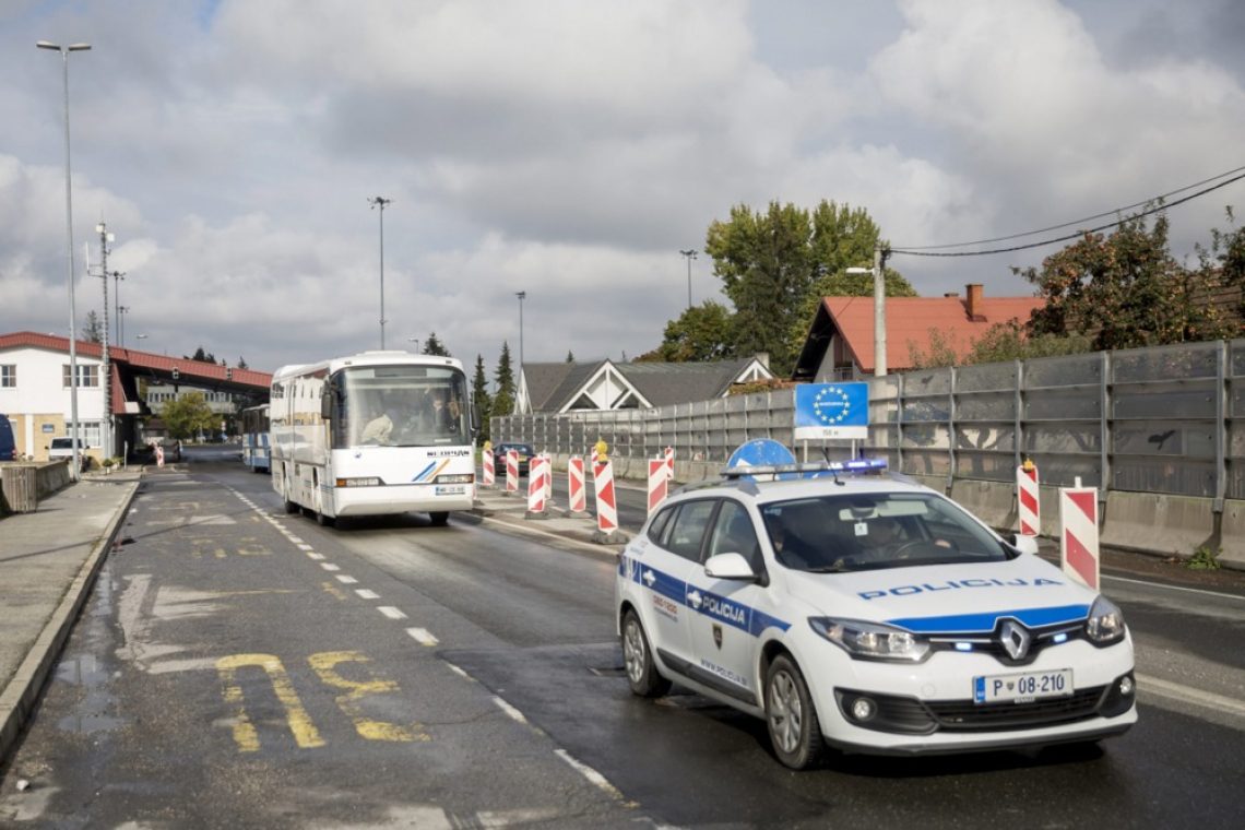 Na Obrežju prijeli voznika kombija zaradi nezakonitega prevoza tujcev