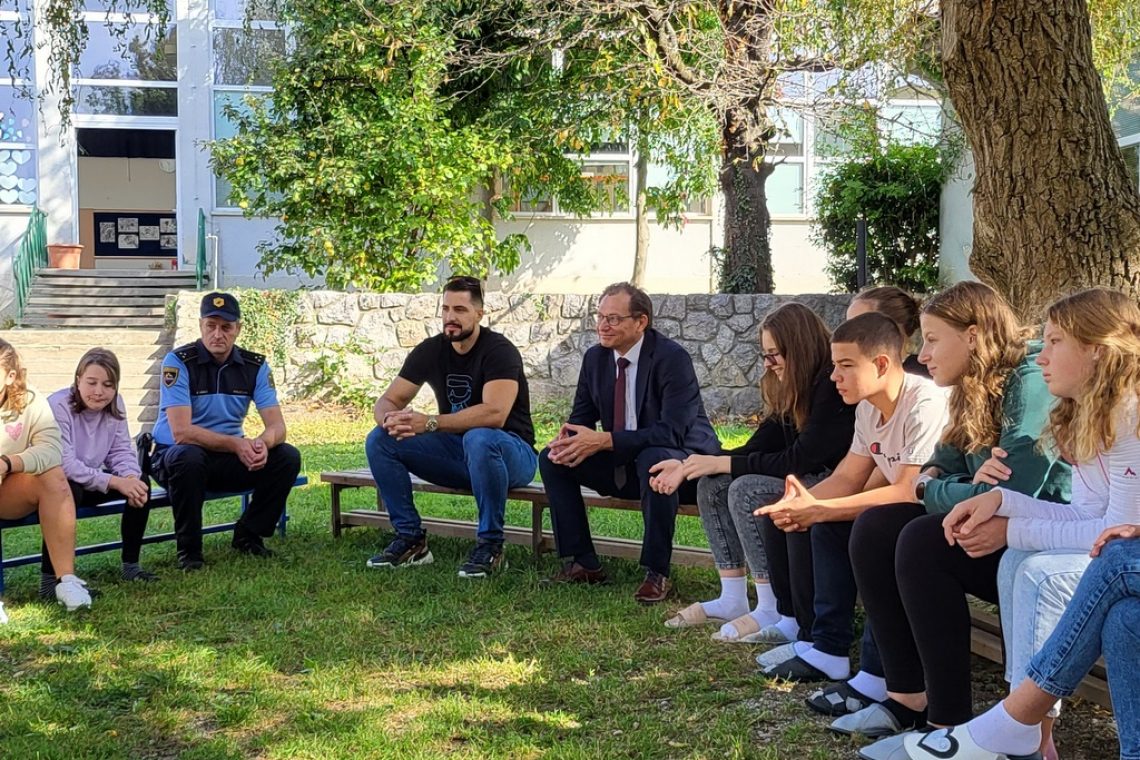 Policisti, učitelji in Challe Salle smo za varno in prijazno šolsko okolje: "Nasilje je čist' out!"