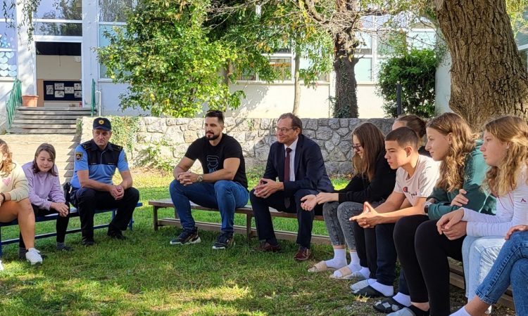 Policisti, učitelji in Challe Salle smo za varno in prijazno šolsko okolje: 
