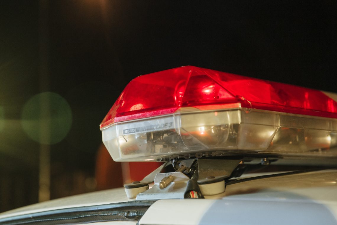 Uslužbenka policije v okolici Sevnice zbila pešca