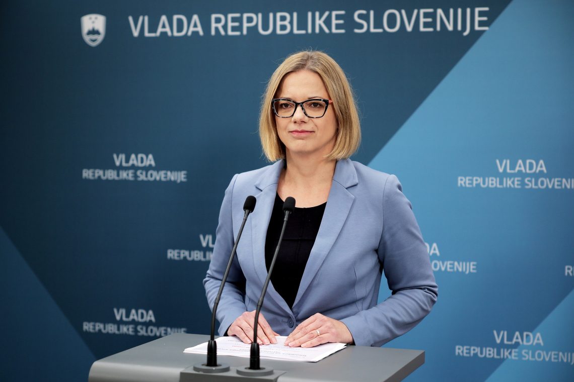Obeta se interpelacija ministrice Sanje Ajanović Hovnik