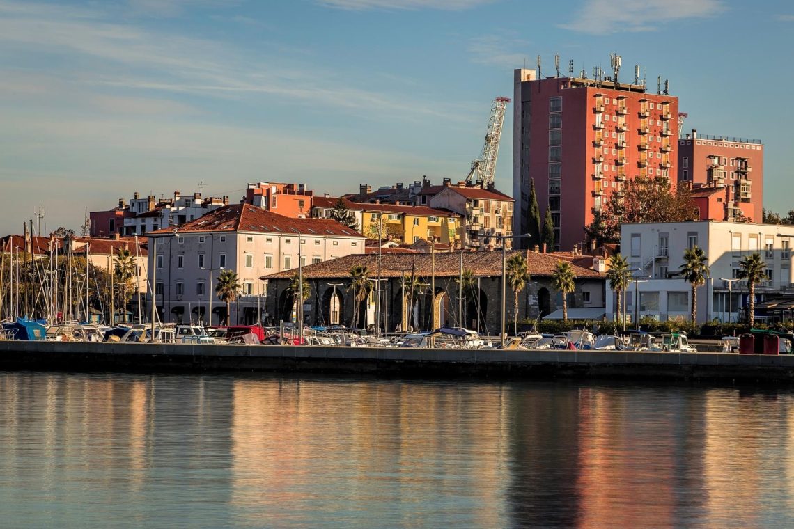 V Kopru že nameščajo praznično razsvetljavo, zagorela bo 2. decembra