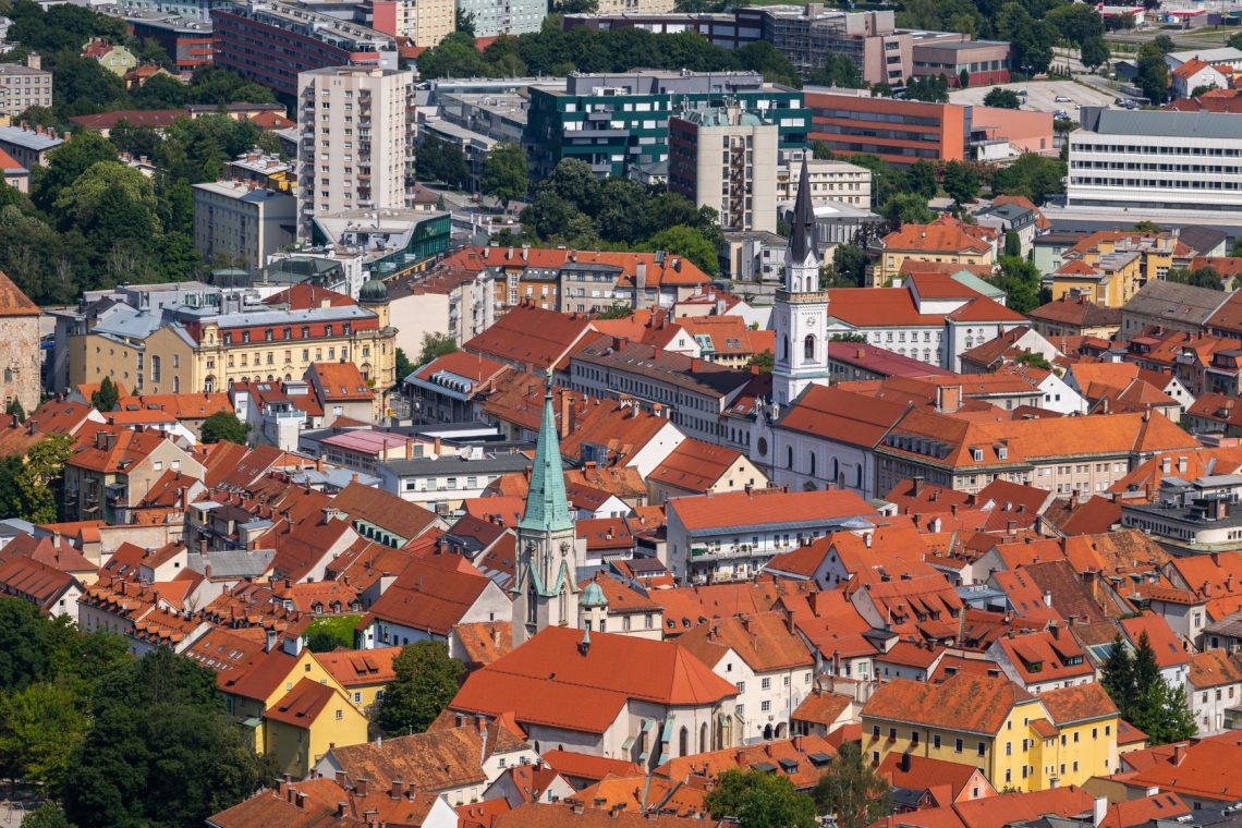 Kakšna je razlika med občino in upravno enoto?