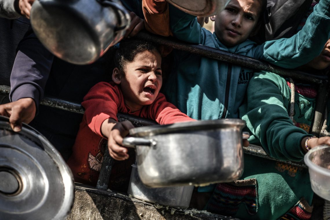 8-letna Shaima v Rafi na jugu Gaze v množici čaka na obrok hrane. »Že dve uri čakam, a še nisem dobila hrane. Mama in sestra me čakata. Že od včeraj nista nič jedli.« 