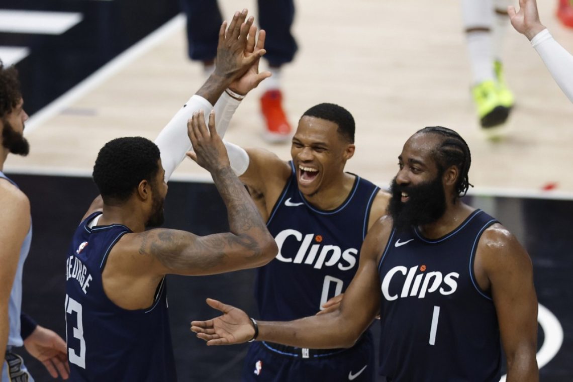 Clippers podaljšali pogodbo s Kawhijem Leonardom