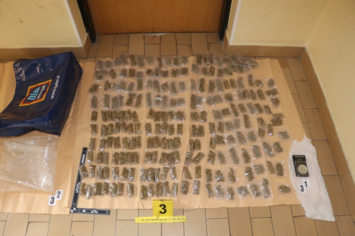 Zaradi večje količine prepovedanih drog 45-letni Velenjčan v pripor