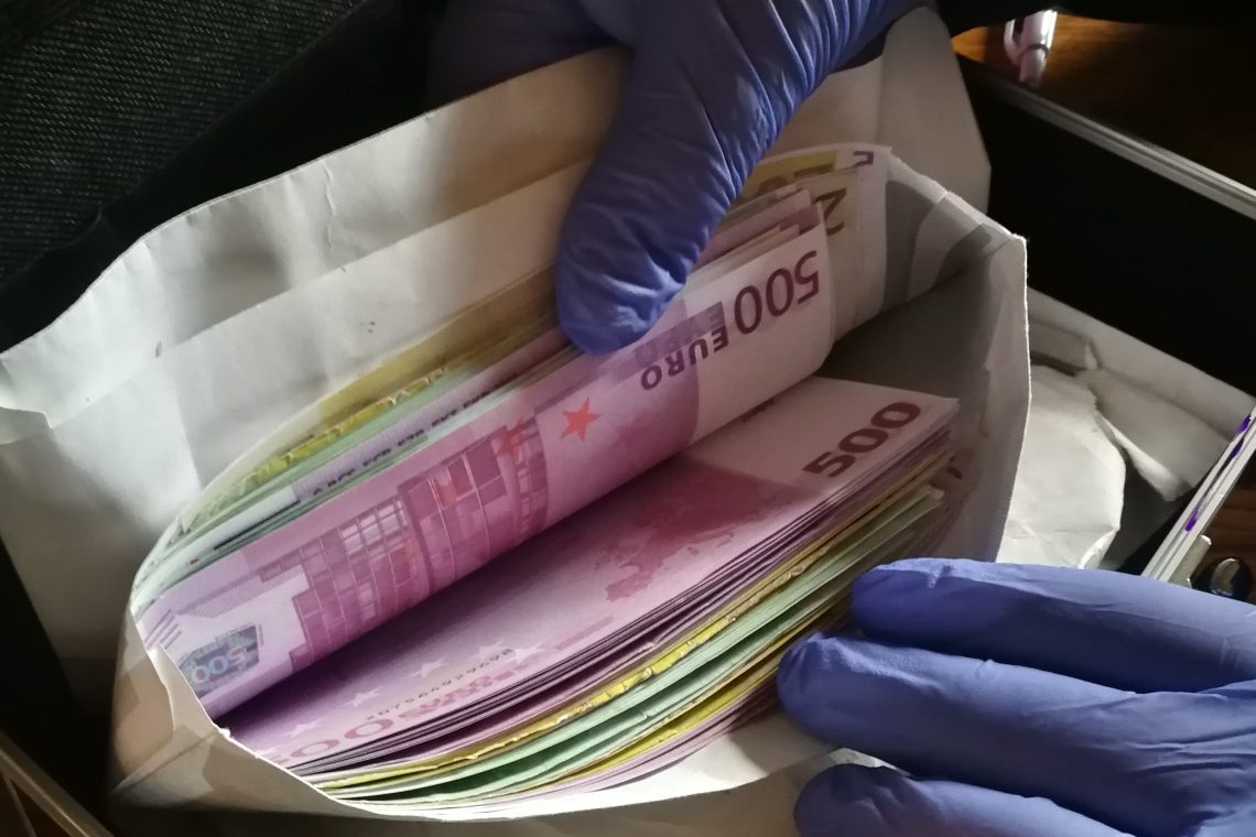 Krški policisti zasegli ponarejene bankovce za več kot triindvajset tisoč evrov