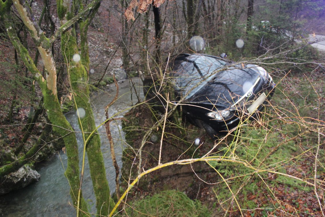 Zaradi neprilagojene hitrosti zapeljal s ceste in z avtomobilom obstal med drevesi nad potokom