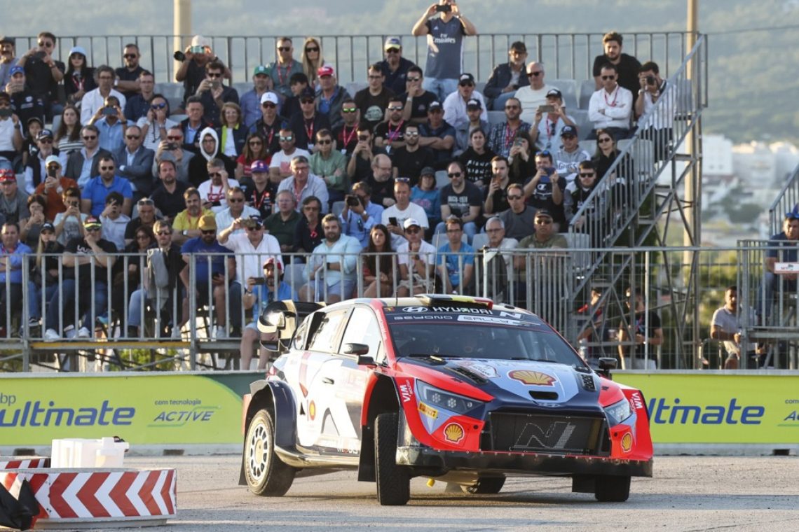Neuville prvi vodilni na Portugalskem