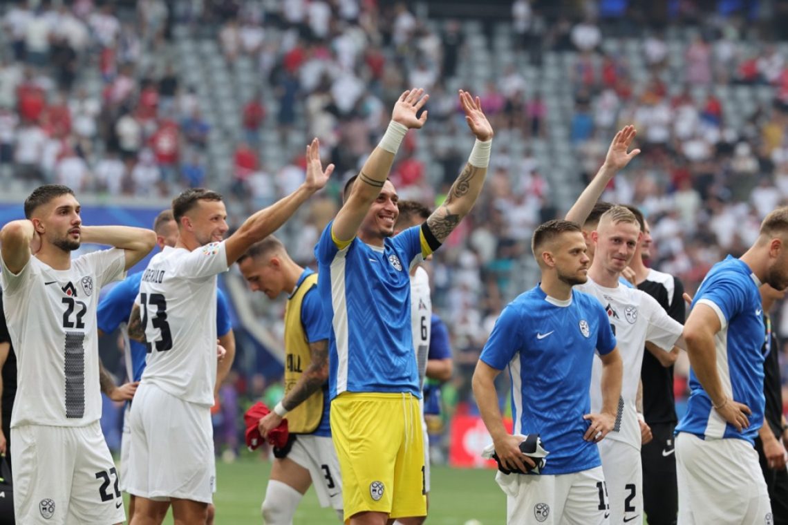 Slovenski nogometaši v izdihljajih ob zmago proti Srbiji na EP