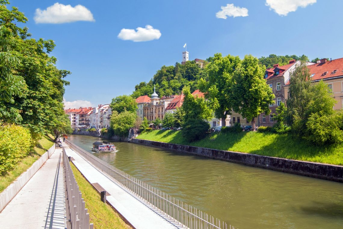Policisti in gasilci ob strugi Ljubljanice našli truplo