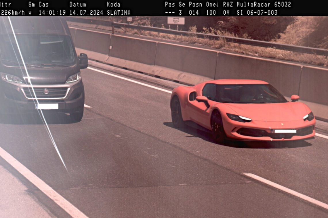 Voznik Ferrarija po avtocesti drvel 226 km/h, motorist na avtocesti prehiter, pijan in brez vozniškega dovoljenja