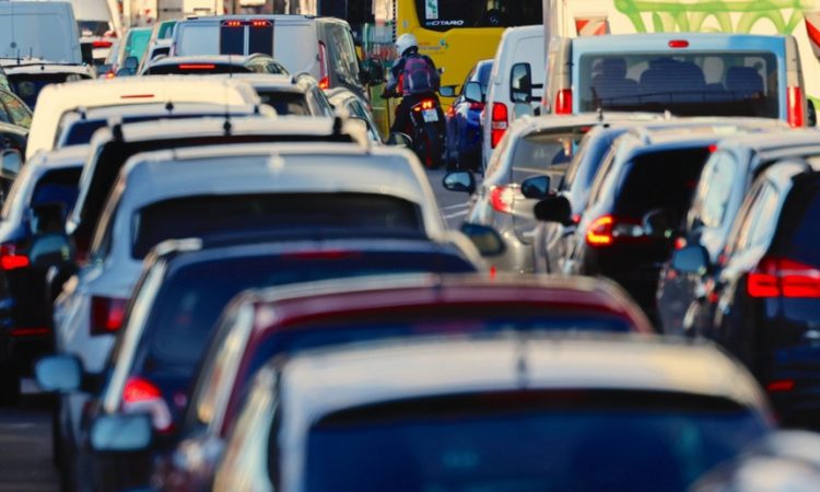 Na nekaterih cestah po državi zgoščen promet z zastoji 