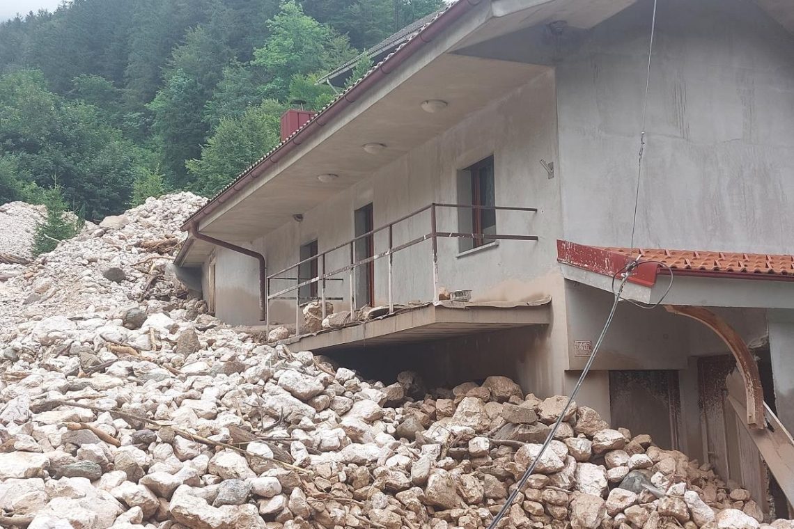 V delu Kokre poškodovanih deset objektov, zaselek ostaja ogrožen
