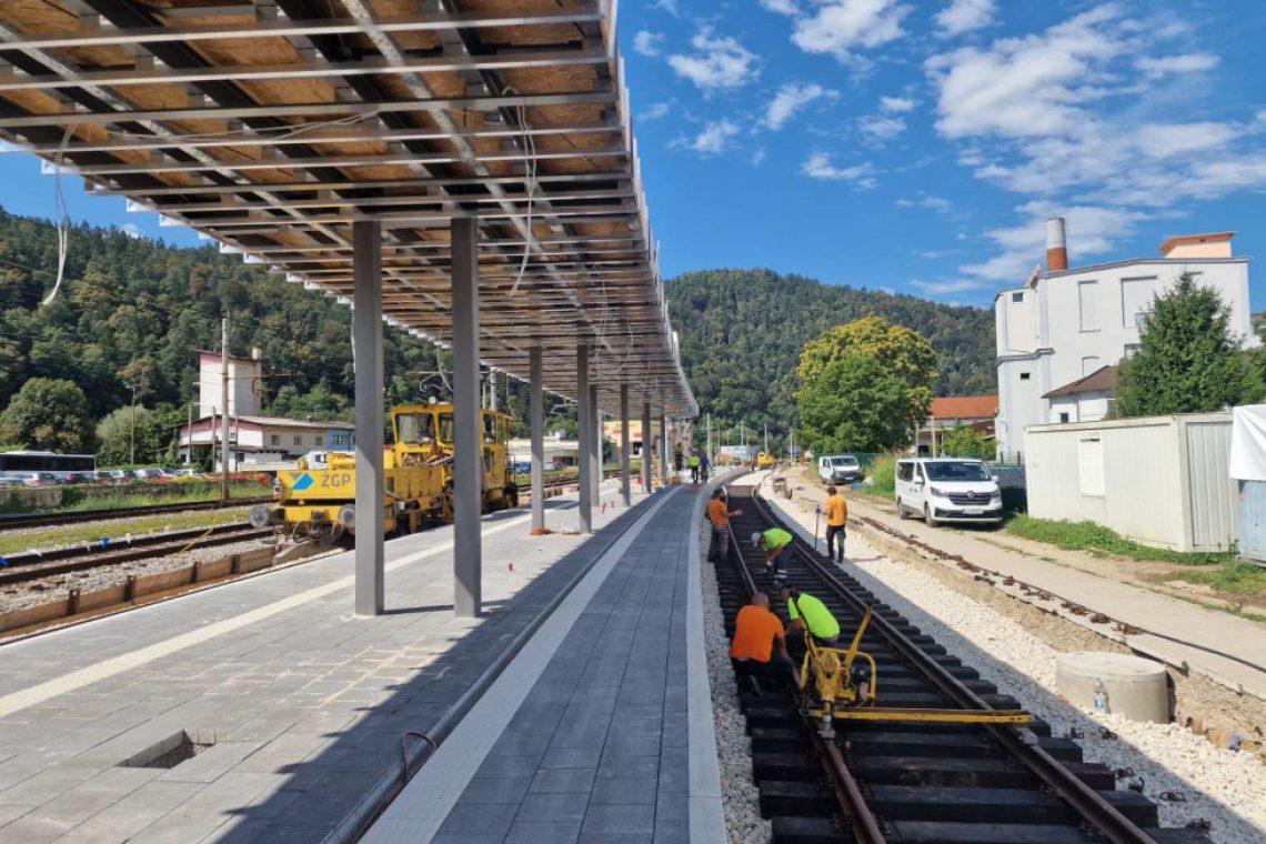 Začenja se prenova parkirišča ob železniški postaji Litija