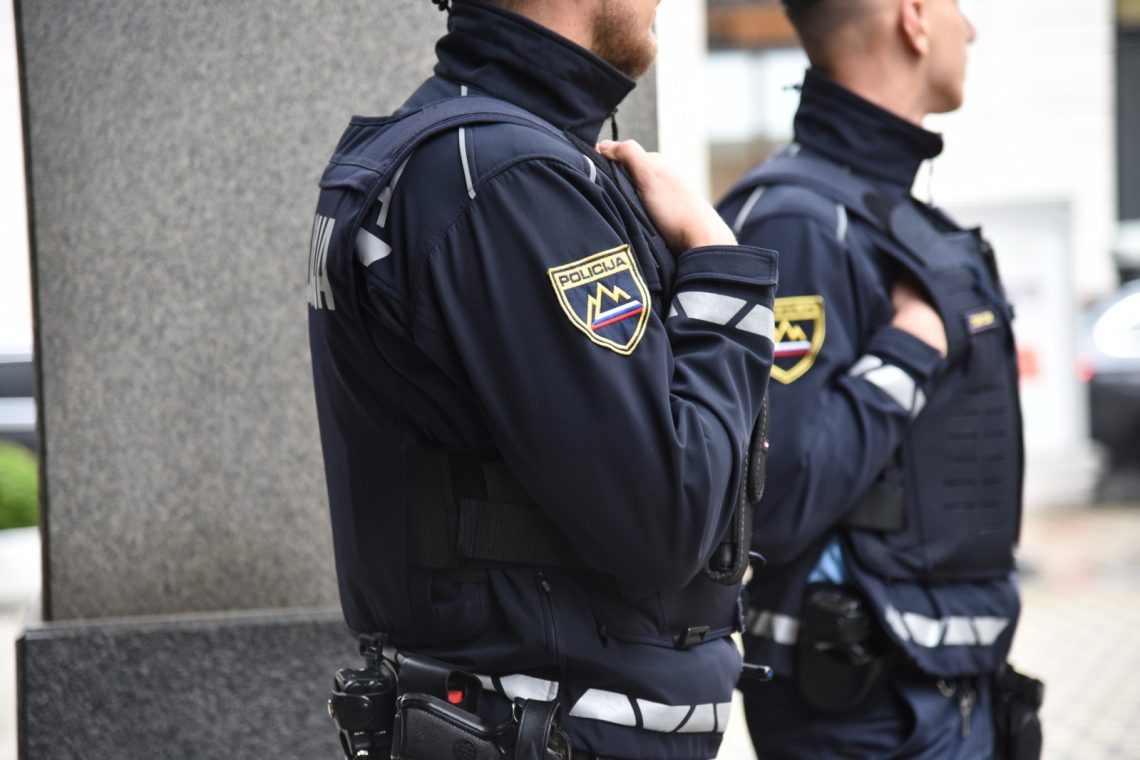 Med pridržanjem mladoletnega voznika v Kočevju poškodovana policista