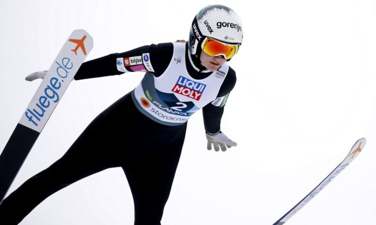 Ema Volavšek tik pod stopničkami