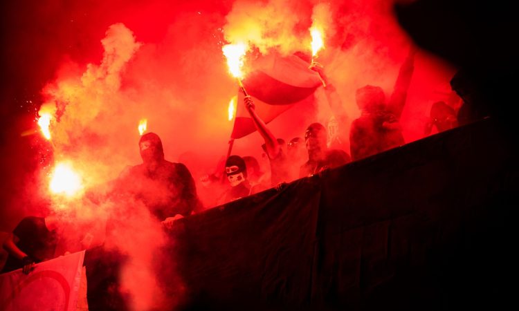 Navijači Rijeke poskrbeli za polurno prekinitev tekme v Stožicah