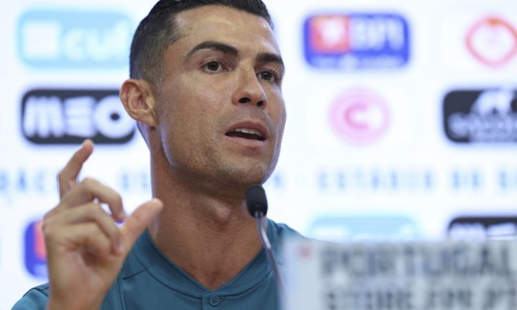 Cristiano Ronaldo kljub kritikam še naprej v portugalskem dresu