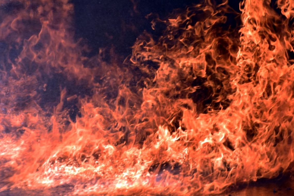 V poslovni coni Brezina se je zaradi eksplozije vnel požar