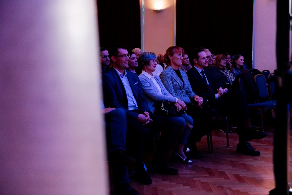 V Celju so svetovni dan učiteljev obeležili s koncertom Adija Smolarja