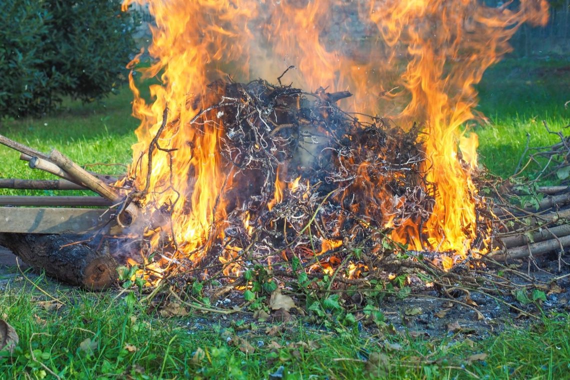 Sežiganje odpadkov v naravi je prepovedano