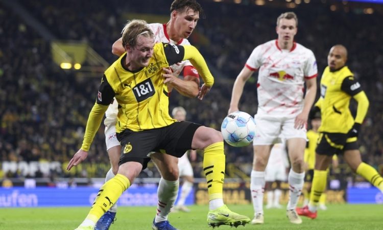 Borussia učinkovita, Freiburg remiziral
