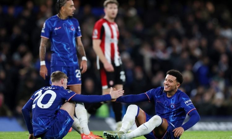 Chelsea le še dve točki za Liverpoolom