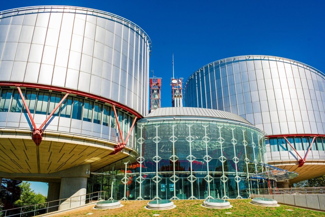 ESČP naložilo kazen Sloveniji za neupravičeno prepoved stikov otrok z materjo