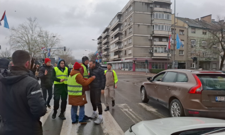 Incident v Novem Sadu: Voznik BMW-ja skušal zapeljati v množico študentov