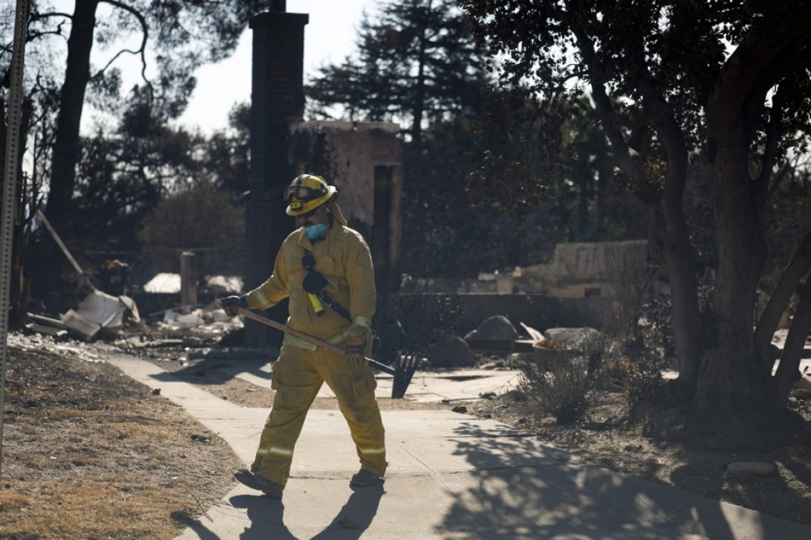 Los Angeles se sooča z nevarnostjo širjenja požarov zaradi močnih vetrov